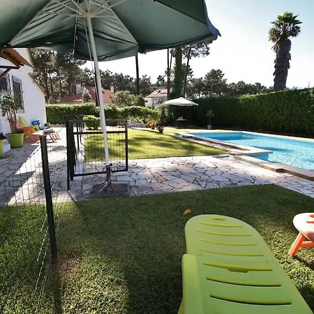 Casinha; Piscina/ Praia/ Lisboa Дом отдыха Aroeira (Setubal)