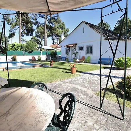Casinha; Piscina/ Praia/ Lisboa Сasa de vacaciones *