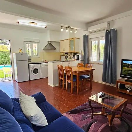 Casinha; Piscina/ Praia/ Lisboa בית נופש