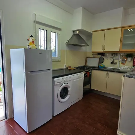 Casinha; Piscina/ Praia/ Lisboa *