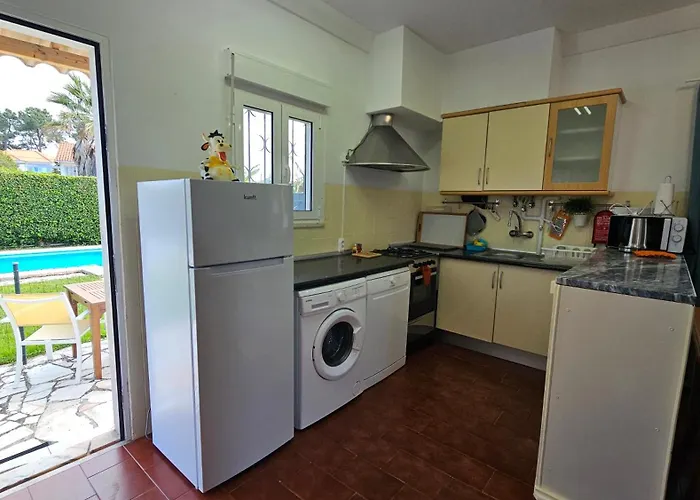 Casinha; Piscina/ Praia/ Lisboa *